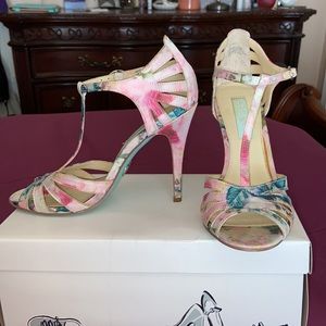 Betsy Johnson floral strap heels 🌸